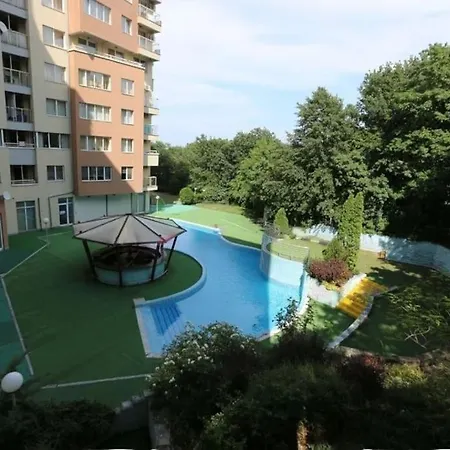 דירה Cosy With Pool Near Beach